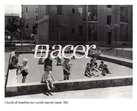 Bologna_Giochi di bambini nei cortili interni tra i fabbricati negli anni trenta